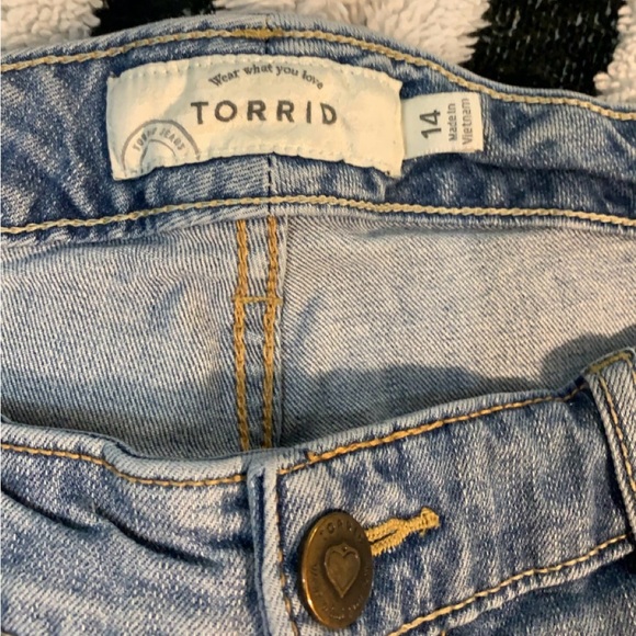 Ladies Torrid destroyed Denim Shorts Size 14 - Picture 2 of 5